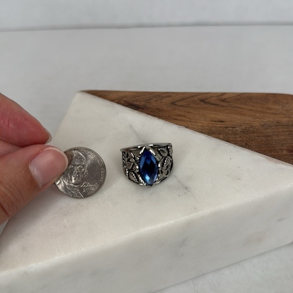 Vintage Silver Toned Ring with Blue Gemstone lot D14 - Picture 5 of 11
